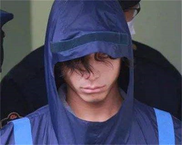 日本男子迫害老师，为躲避警察亲自整容，被捕后出书赚千万版税