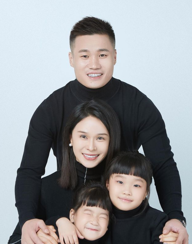 吕小军老婆个人资料(吕小军晒一家四口,小女儿继承老婆美貌似混血儿