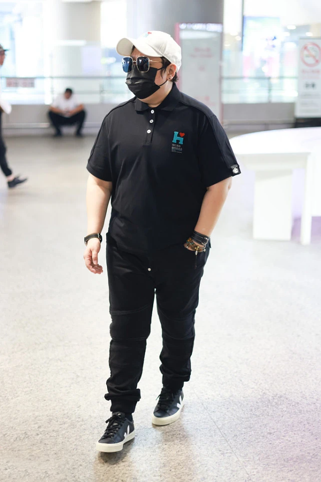 韩红瘦出轮廓美!减40斤穿牛仔装松松垮垮,扎丸子头扮女人认不出