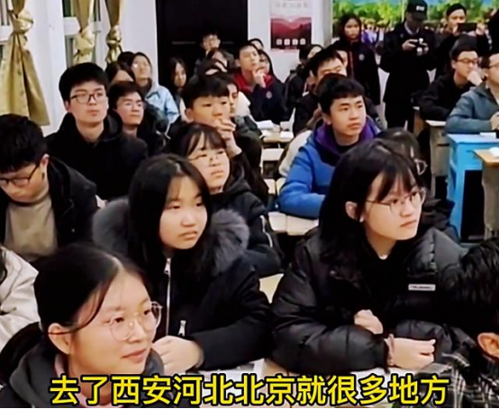 北大考古女孩回母校演讲，因“凡尔赛”演讲走红，这是怎么回事？