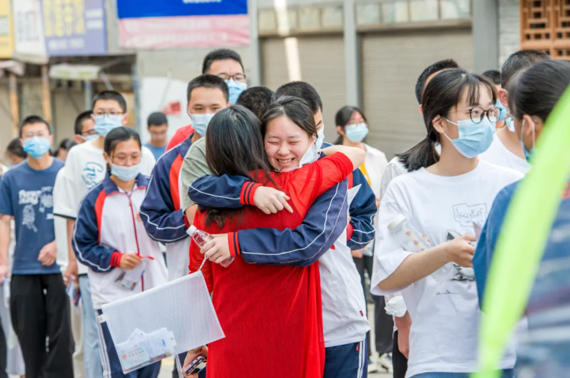 高考当天为何尽量不穿校服？班主任道出实情，学生与家长要知晓