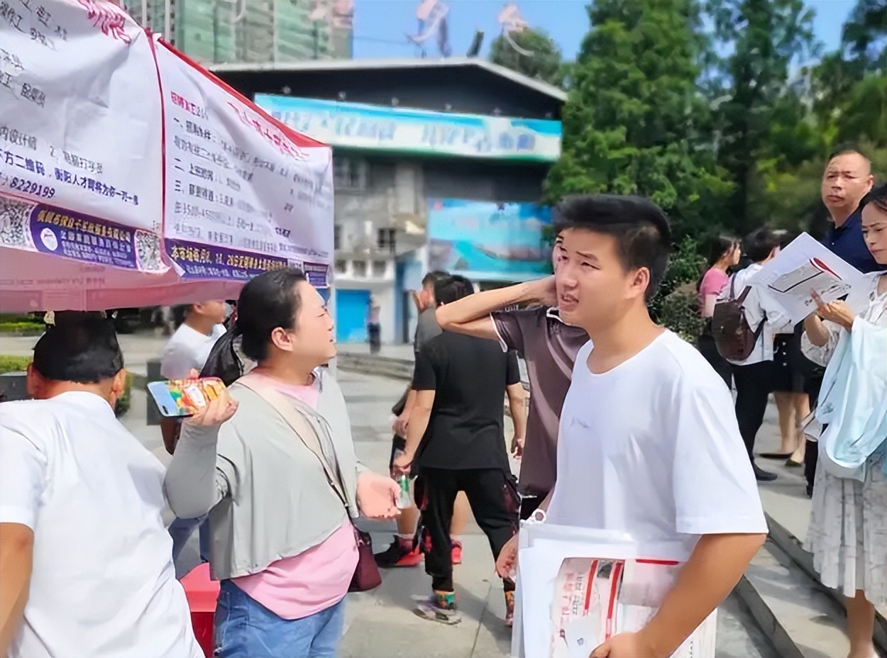 “超过27岁都不录用”，高校年龄要求得太苛刻，其实还有内在含义