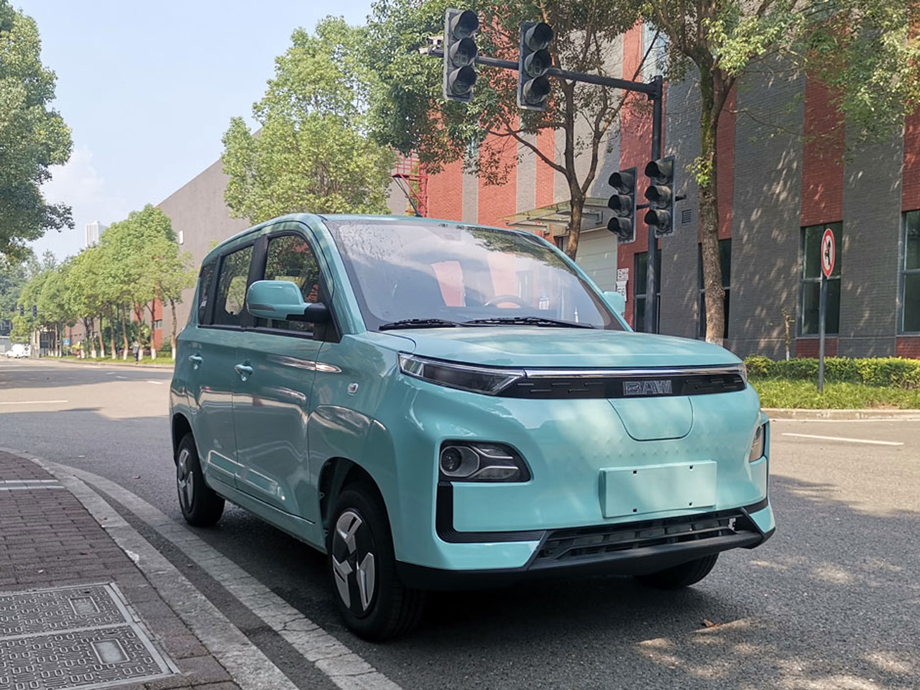 北汽制造新款代步小车曝光，外观很前卫时尚，5门4座，续航200km