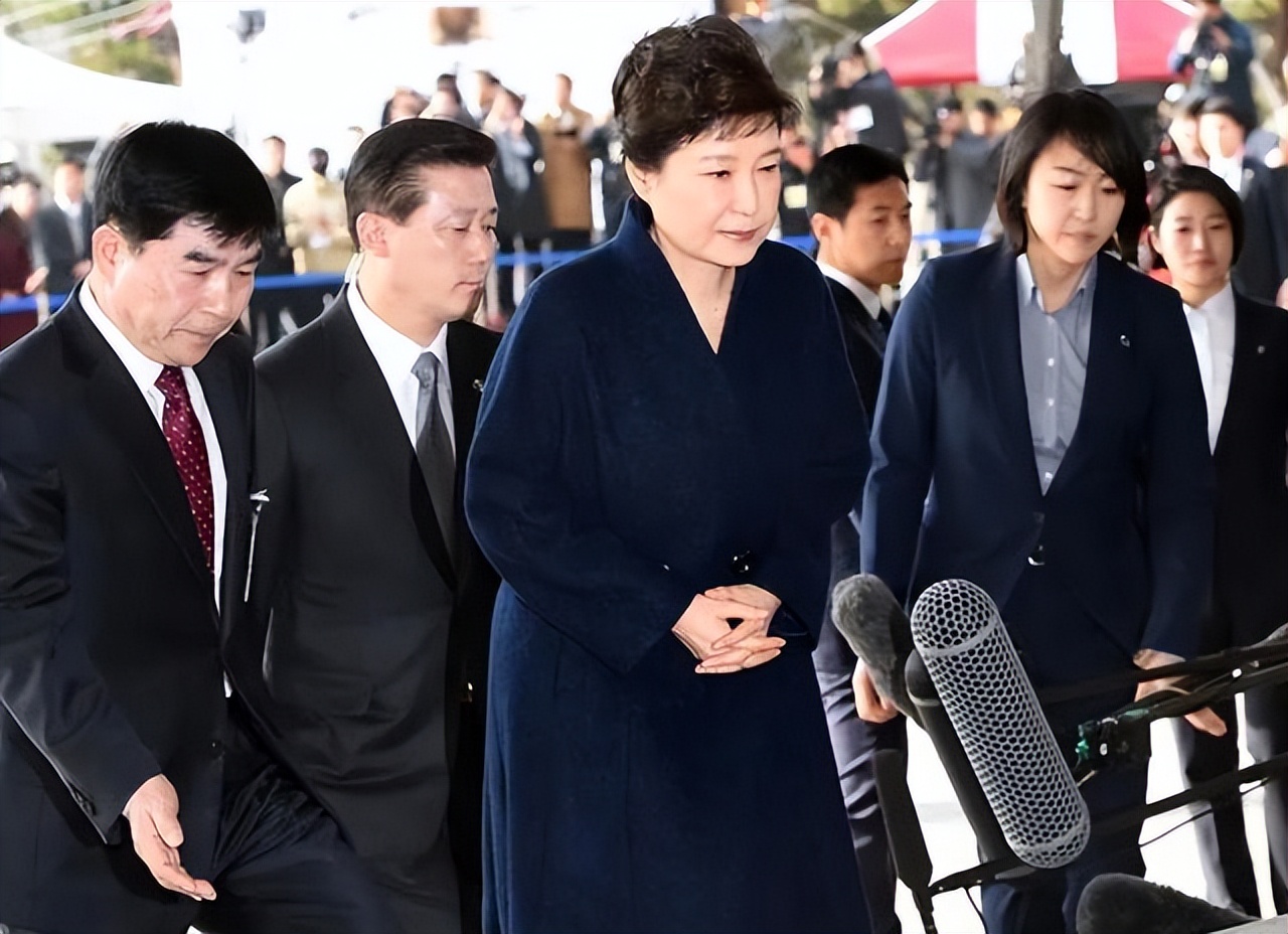 70岁朴槿惠笑对人生，出自传分享养老生活，退休生活丰富多彩