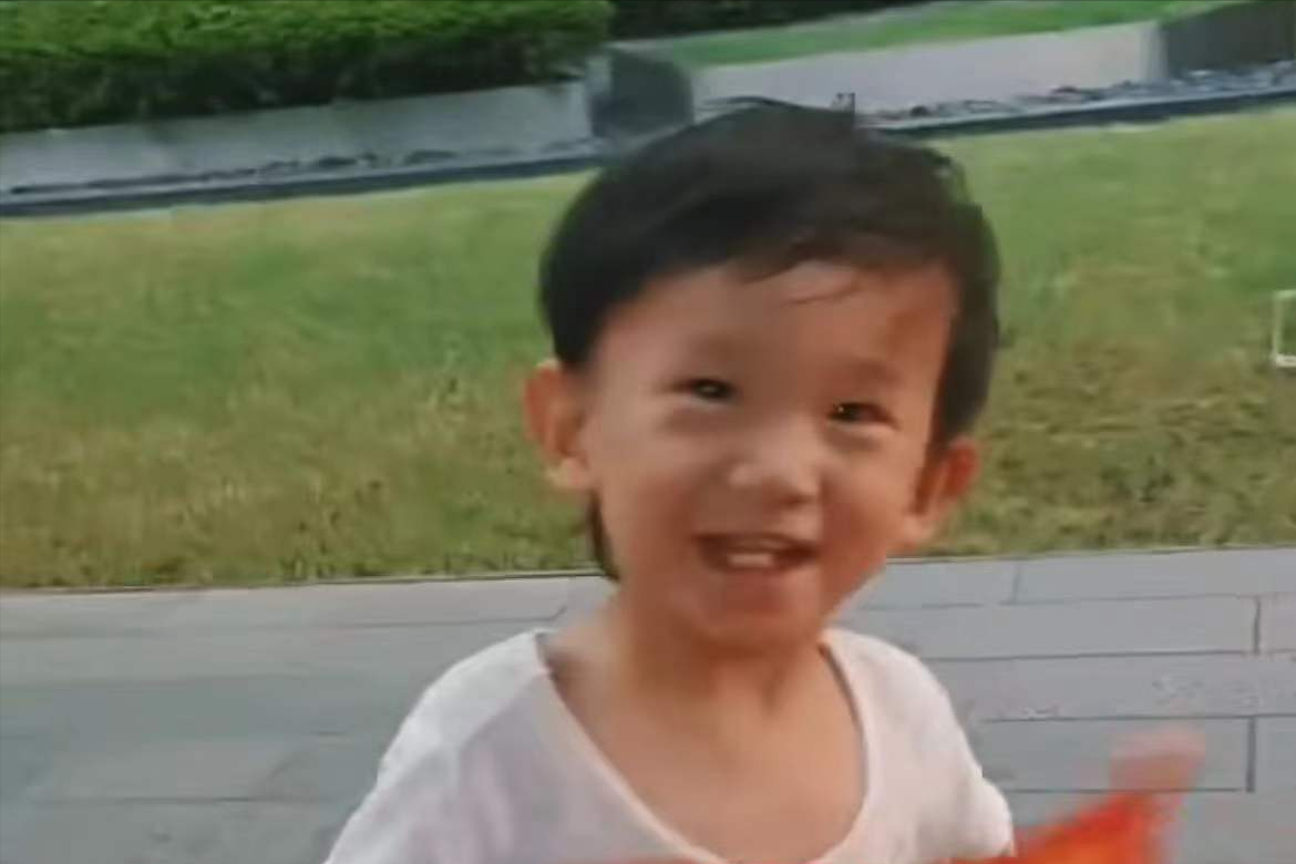 应采儿晒一家四口合影庆元旦，小儿子hoho表情严肃，容貌又变了