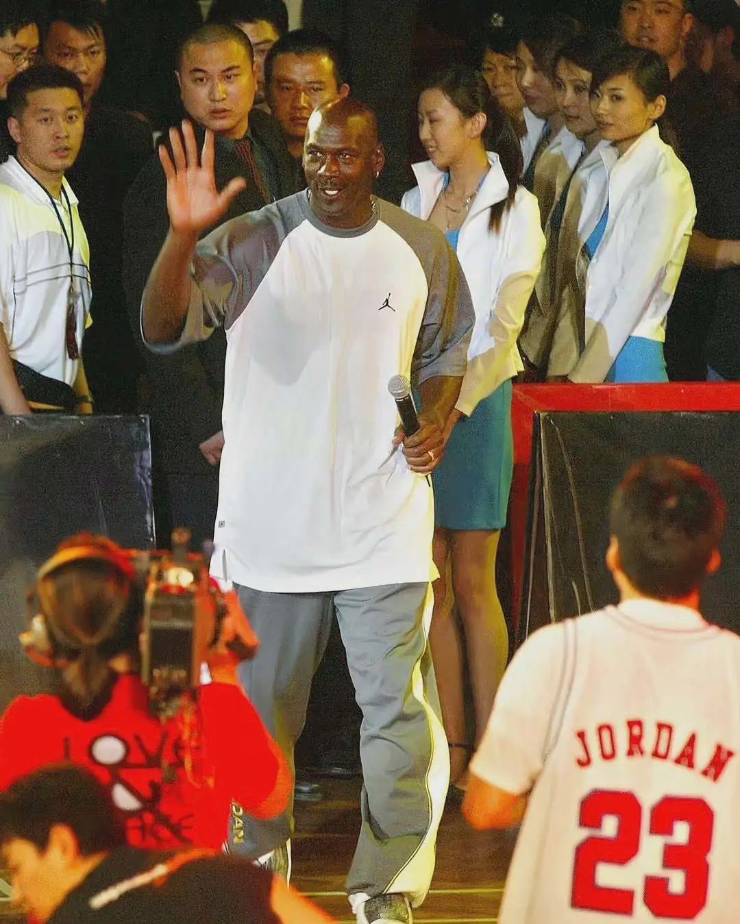 此次中国行,乔丹还前往沈阳为高中联赛的冠军颁奖.