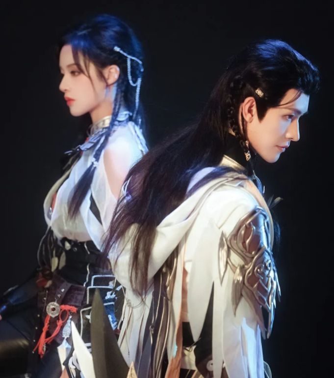 天花板级COS？黑皮、白发、翻白眼，却让百万网友魂牵梦绕-哪边嗨