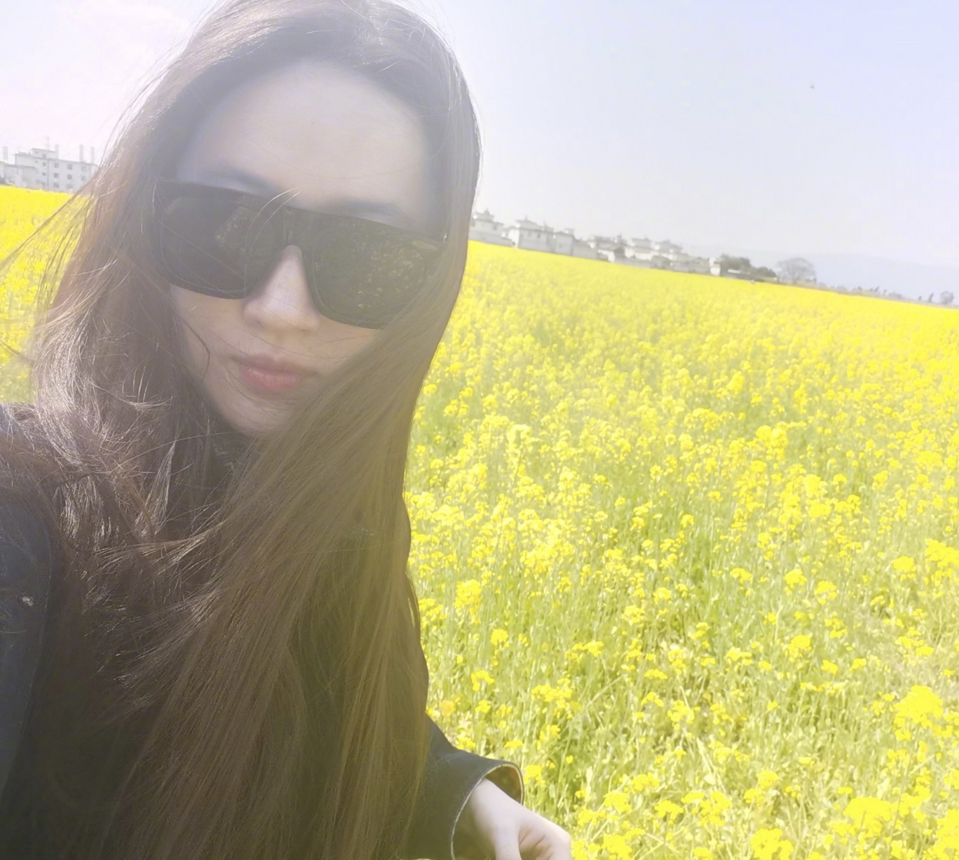 戴眼镜女生图片唯美(刘亦菲晒赏油菜花自拍,戴墨镜又美又飒,侧颜好绝