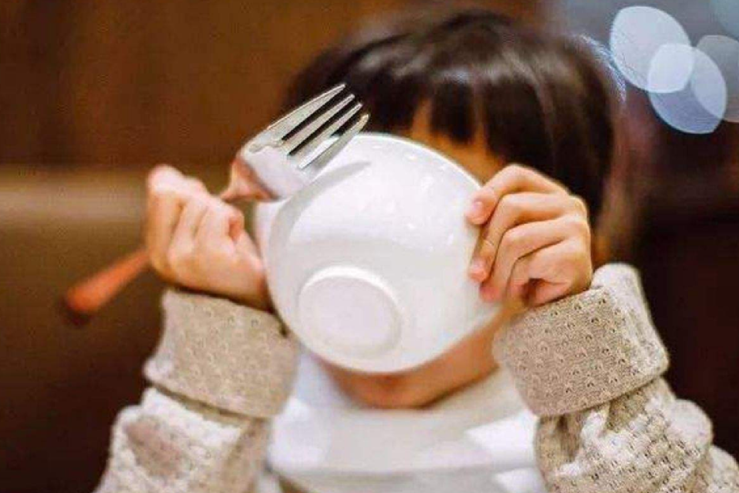 喂一口吐一口，宝宝为啥不肯吃辅食？不同原因要有不同对策