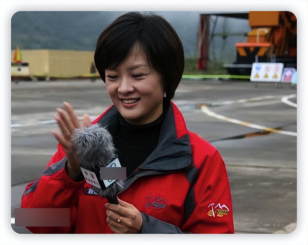 前央视主持李小萌去新疆，和女儿坐豪华房车太潇洒，网友感叹有钱