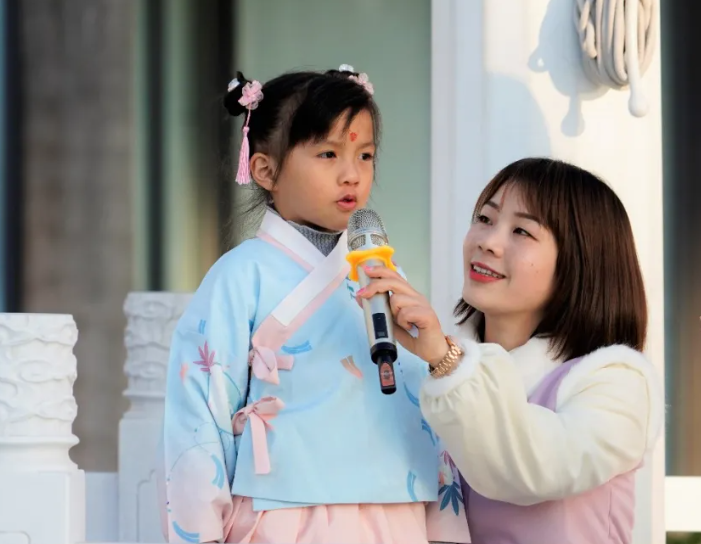 广东一学校设立汉服日，校内仙气飘飘，一男生穿龙袍打饭引人注目