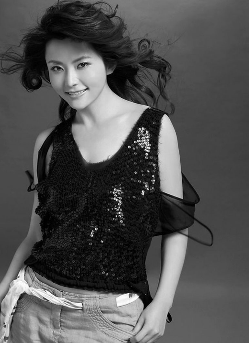 "方瑜"李钰:25岁爆火33岁离世,穿婚纱下葬,汪雨因她性情大变