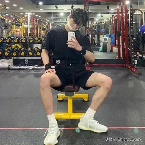 韩剧又出宝藏男神！大秀厚实胸肌，凭脚演技出圈