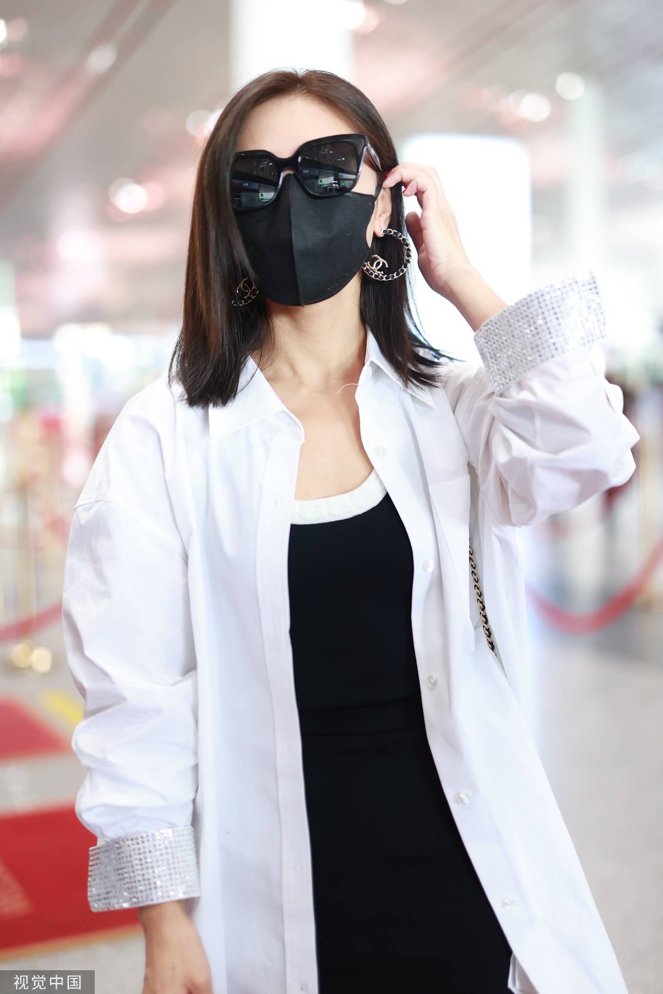 邓家佳穿超短裙搭白衬衫现身机场 亲切给粉丝签名