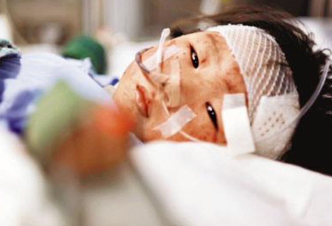 回看10年前温州动车事故，失去父母的小女孩幸存，叔叔当亲女儿养