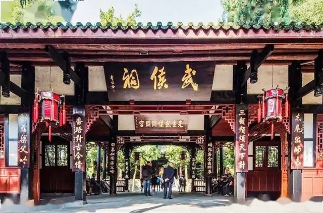 1995年，四川一山丘常年寒气逼人，考古队赶来查探