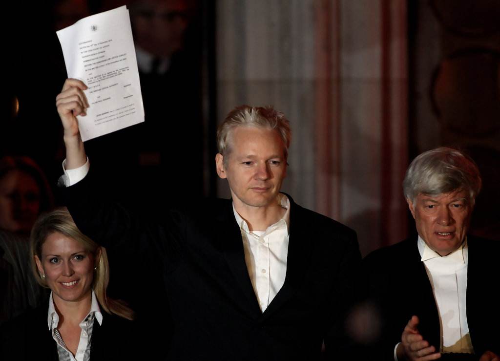 曝光美国大量黑料，掀翻希拉里，他是被美国全球通缉的顶级黑客