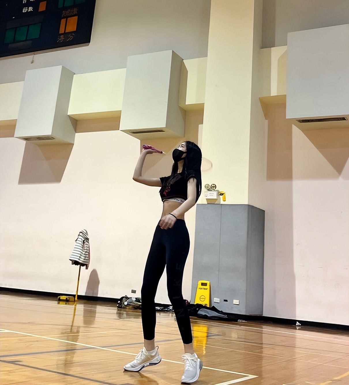 小S二女儿晒怼脸自拍，颜值高气质佳被喊话出道，S妈点赞外孙女