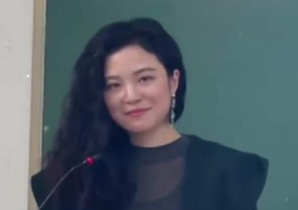 四川：大学课堂上的西班牙语老师，眼里带笑风情万种，不要太迷人