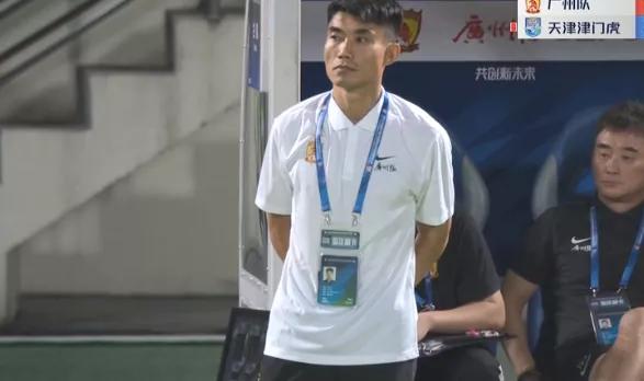 足球比赛教练应该在哪里（国足必须打好翻身仗，主教练在哪里，咱得好好白话白话）