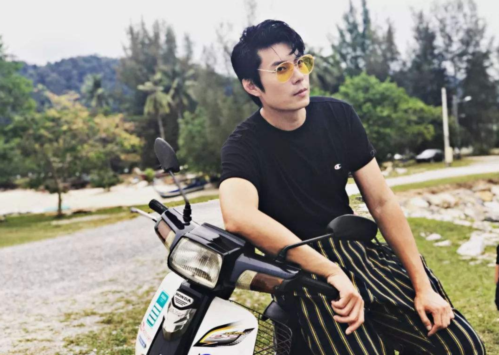 白客白切黑火遍全网,艾伦从傻大个变男模