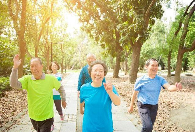多走路是降血糖不花钱的良药吗？医生推荐3种走法，不妨学习下