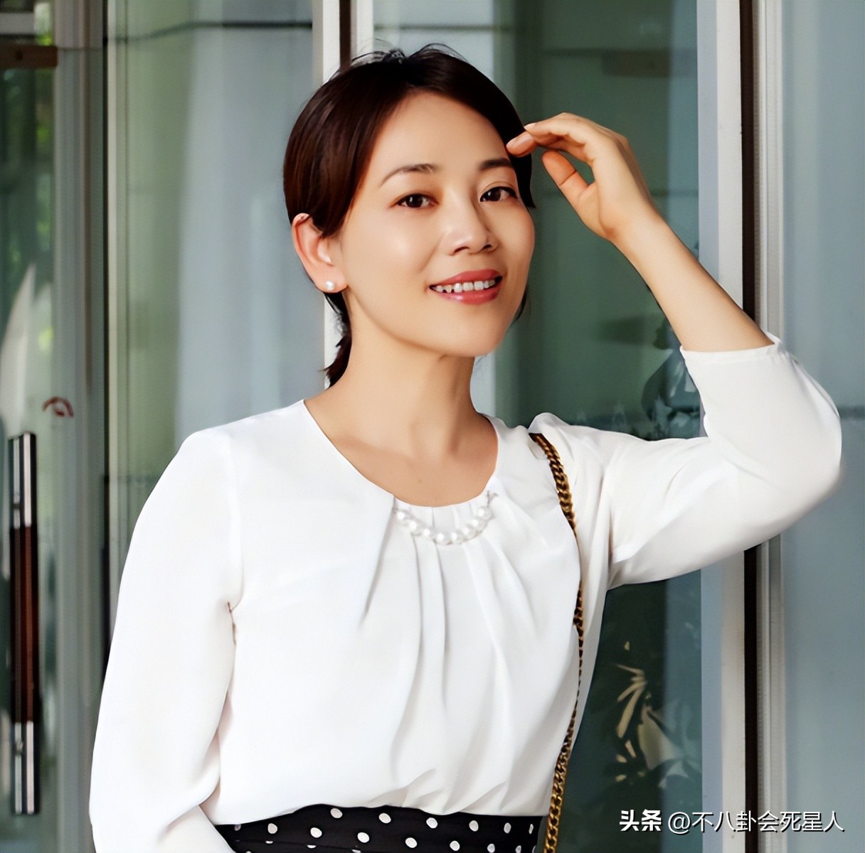 段暄上身西装(戴假发,穿半截西装,贴胶带瘦脸,原来央视的主持人这么"