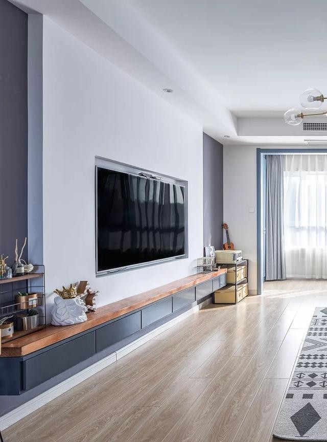 会显得家里更加宽敞,电视柜上面的位置可以用于其他物件的摆放