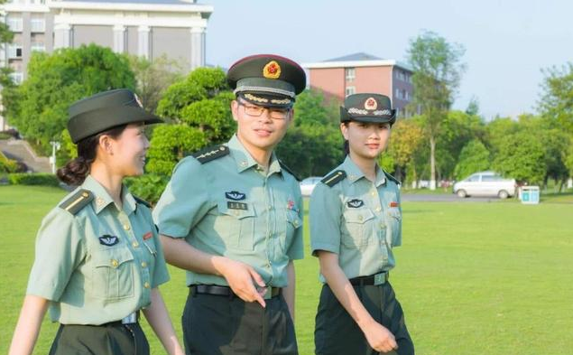 大学生迎来好消息，22年参军有希望保送军校，“前提条件”要了解