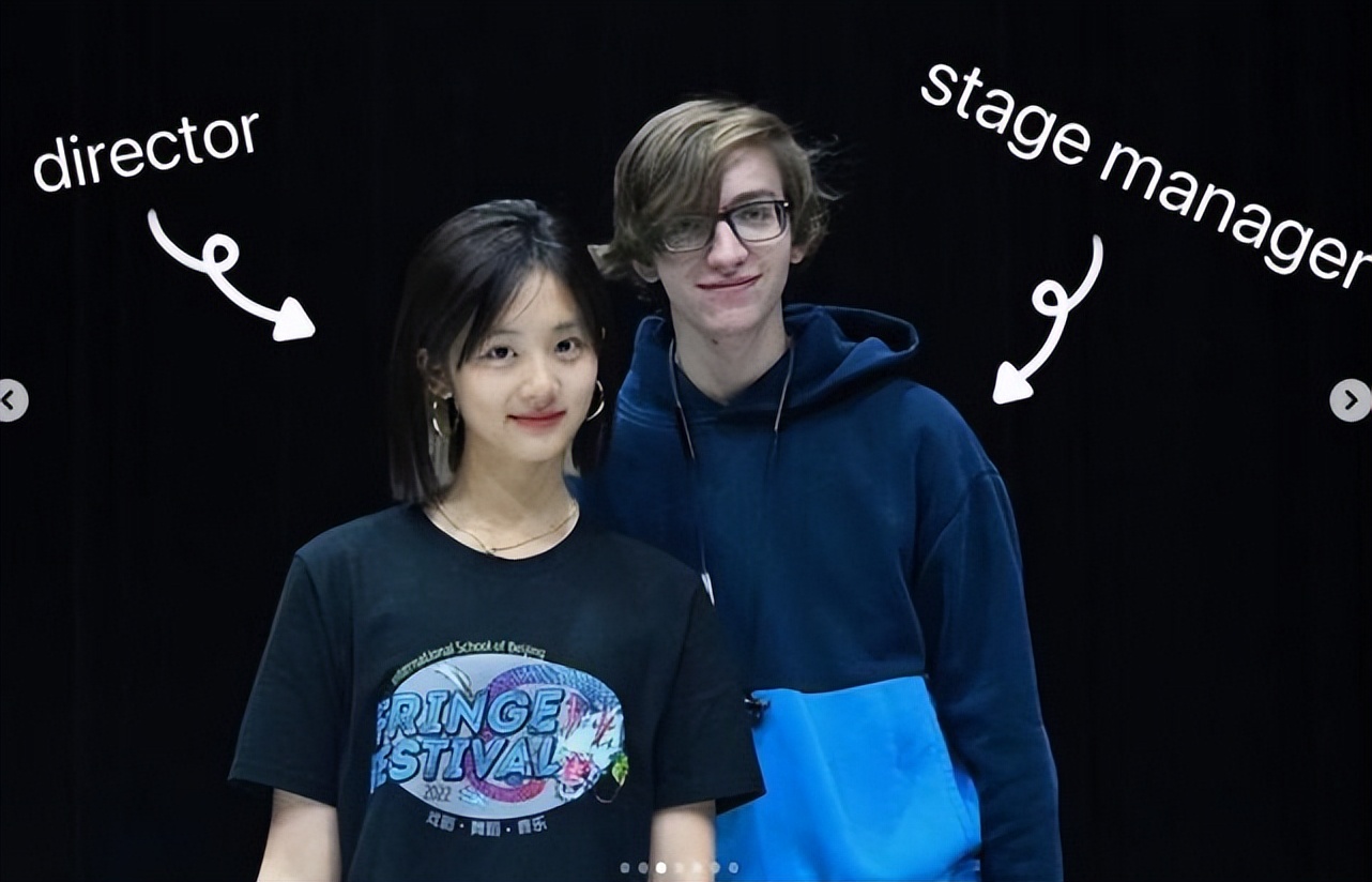 16岁黄多多晒自拍，涂红色指甲油时髦感超强，脸上的雀斑抢镜了