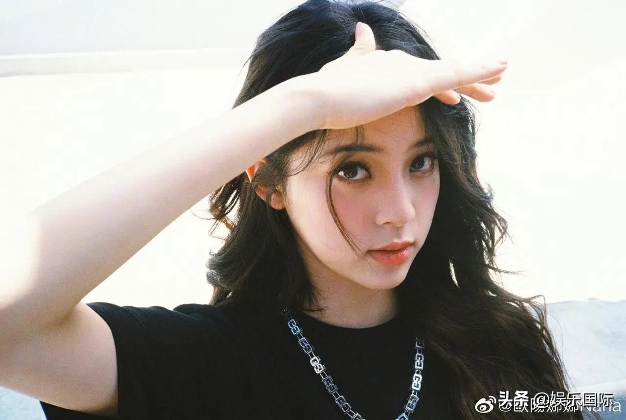 欧阳娜娜晒新照 走酷girl风格眼神犀利