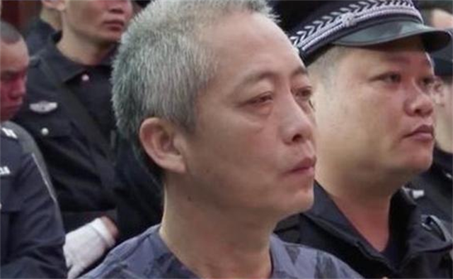 海南黑老大黄鸿发，警方突击抓捕，被捕时狼狈大喊“我没动”