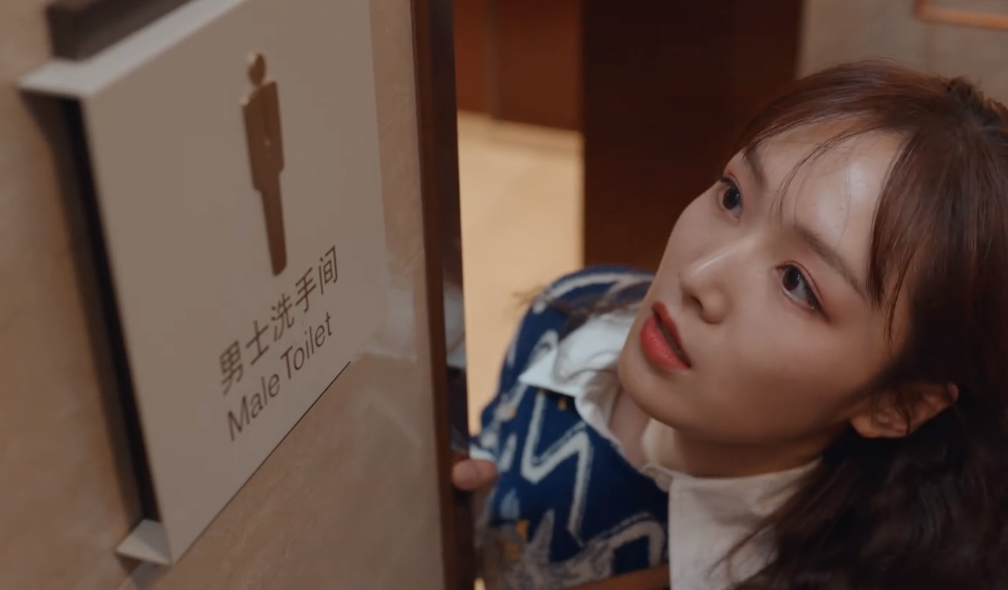 国产剧又见老少恋，靳东新剧男配比女配大20岁，感情戏令人不适