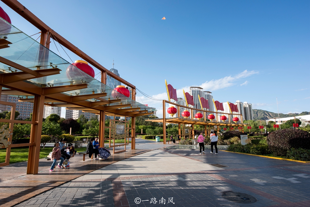 西宁是哪个省的城市(实拍西宁市中心，建筑摩登市容漂亮，四线城市却有二线城市的气质)