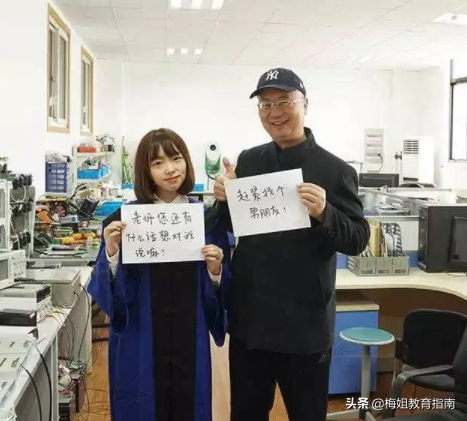 大学生晒另类毕业照，网友破防落泪，真想时光倒流重返校园