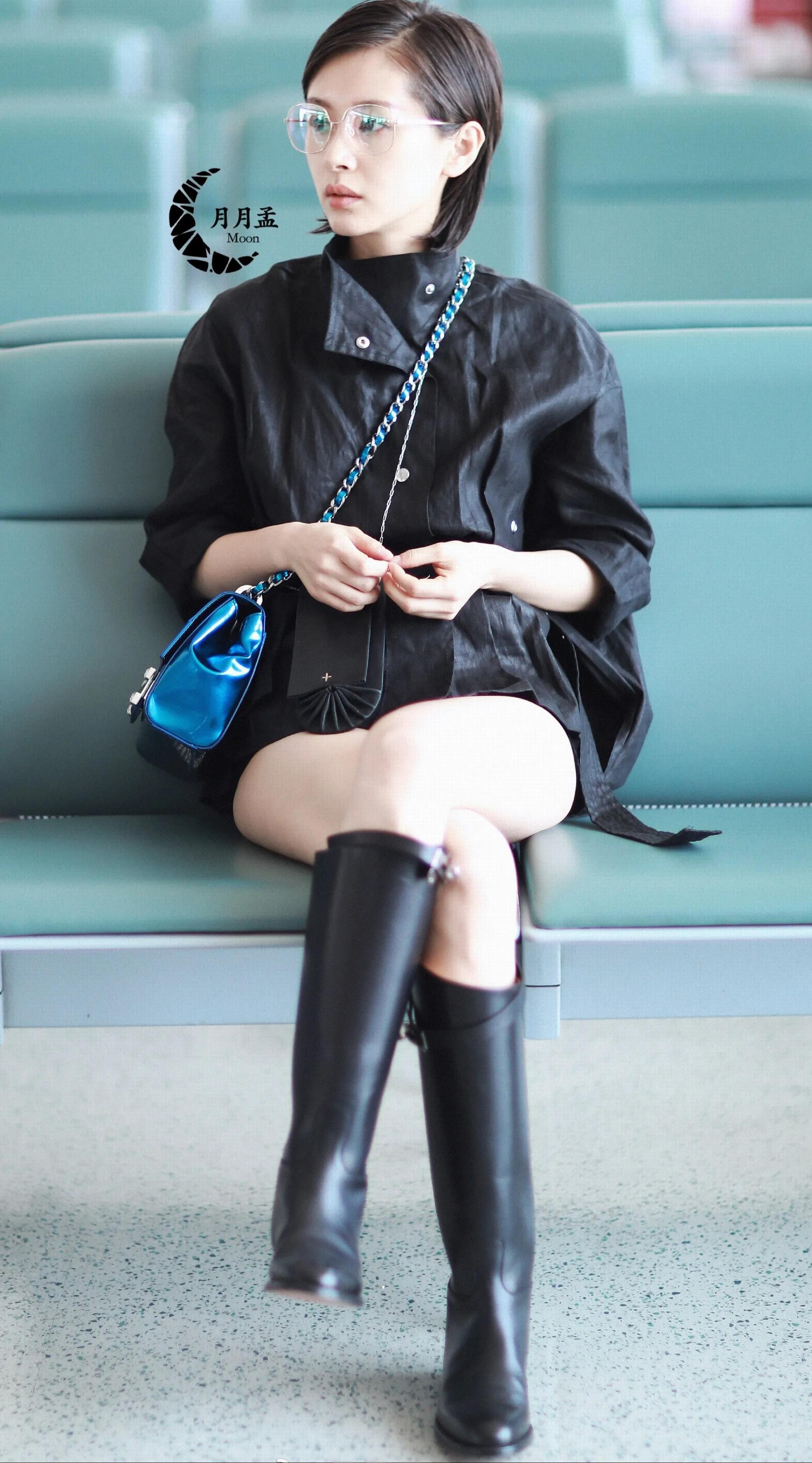 王子文机场大片，黑色外套和黑色短裤诠释经典，红唇妩媚动人