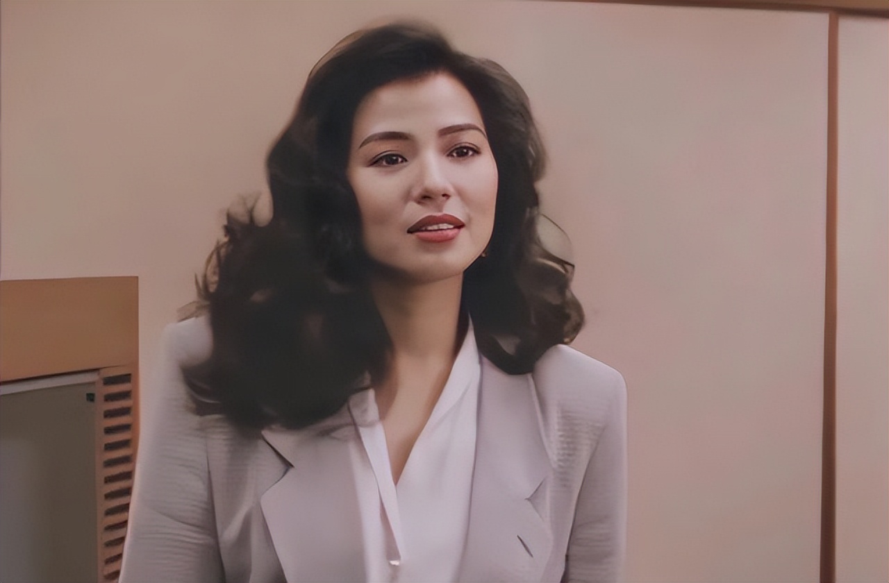 被钟楚红的状态惊艳:衣穿简,发微卷,63岁成同龄女明星最美