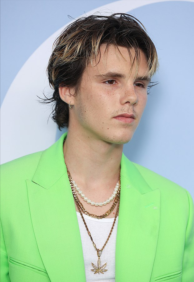 小贝带17岁小儿子闪耀迪奥大秀！克鲁兹穿绿西装好帅，真不输老爸