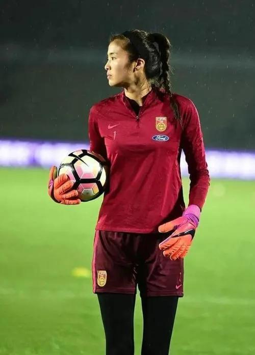 一枝独秀惊艳绿茵场(足以惊艳亚洲足坛的中国美女守门员一一赵丽娜)