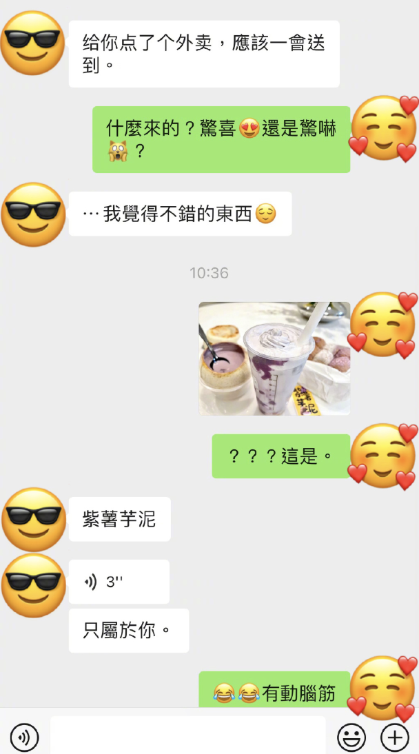 应采儿情人节庆祝结婚12周年，手捧红玫瑰，与陈小春共进烛光晚餐