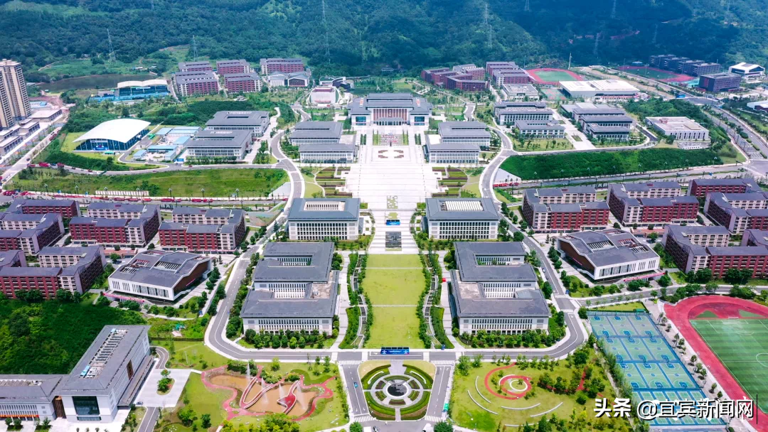 高校——四川轻化工大学宜宾校区,是中国酒业协会授名的中国白酒学院