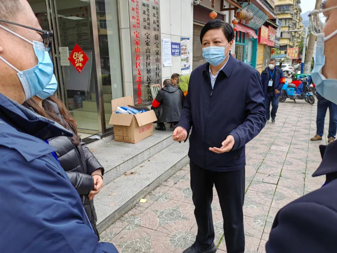 李万千在联点社区督导时强调 严格科学精准精细做好疫情防控工作