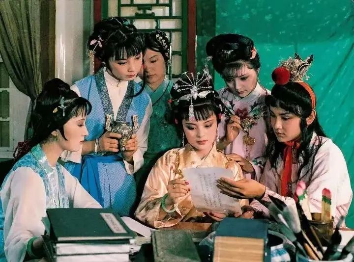 东方闻樱本色出演《红楼梦》，女孩都不和她玩，只和陈晓旭关系好