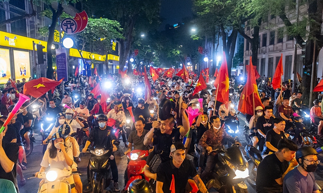 卡塔尔世界杯越南队(场面震撼！越南队夺冠，球迷上街庆祝，韩国主帅被抛起摔到腰部)