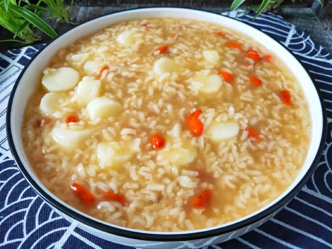 小米粥的做法-煮粥是(shi)冷水下锅还是热水下锅（小米粥开水下米还是冷水下米）