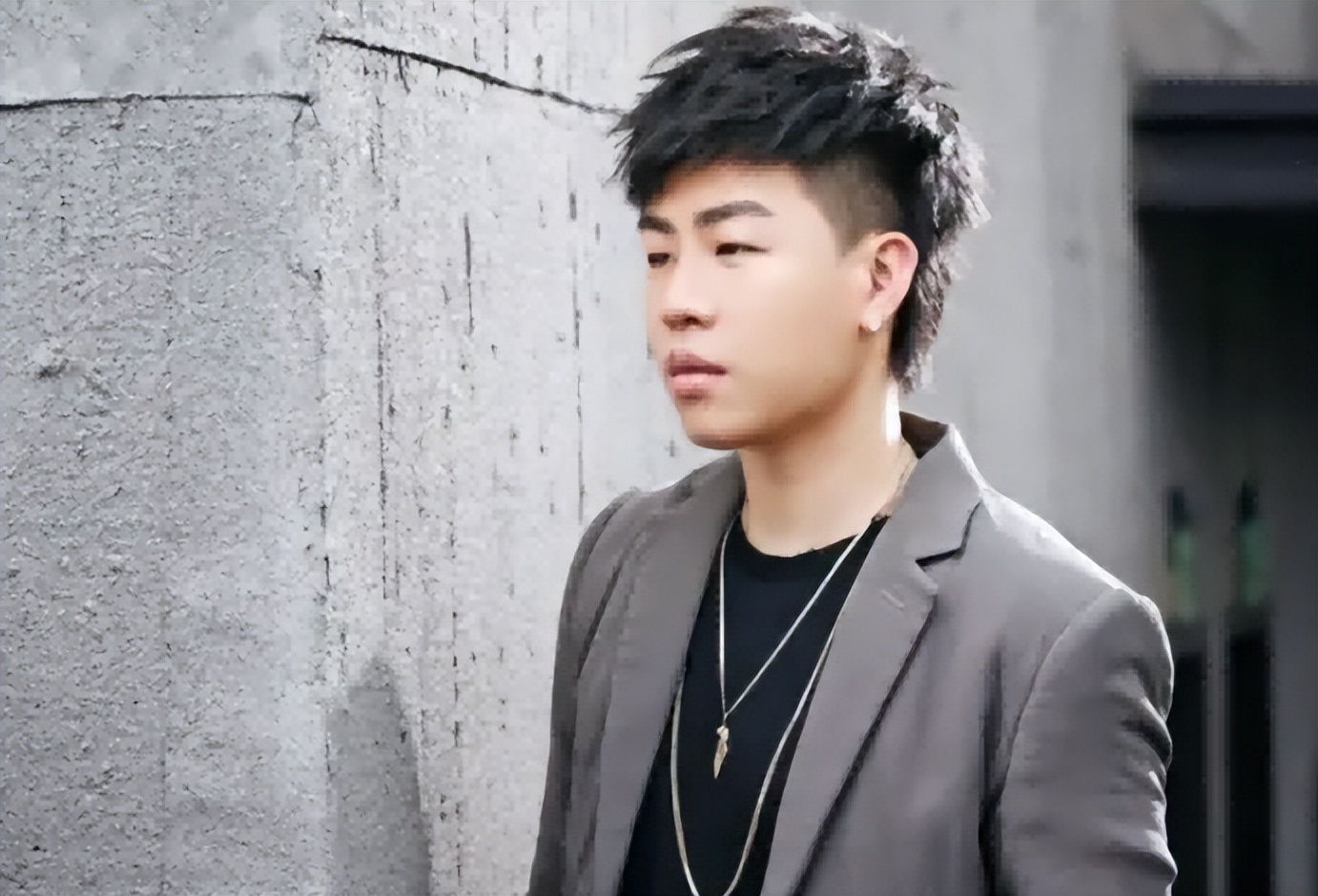 明明有1米8的大高个，但看起来很“矮”的12位男星，个个让人意外