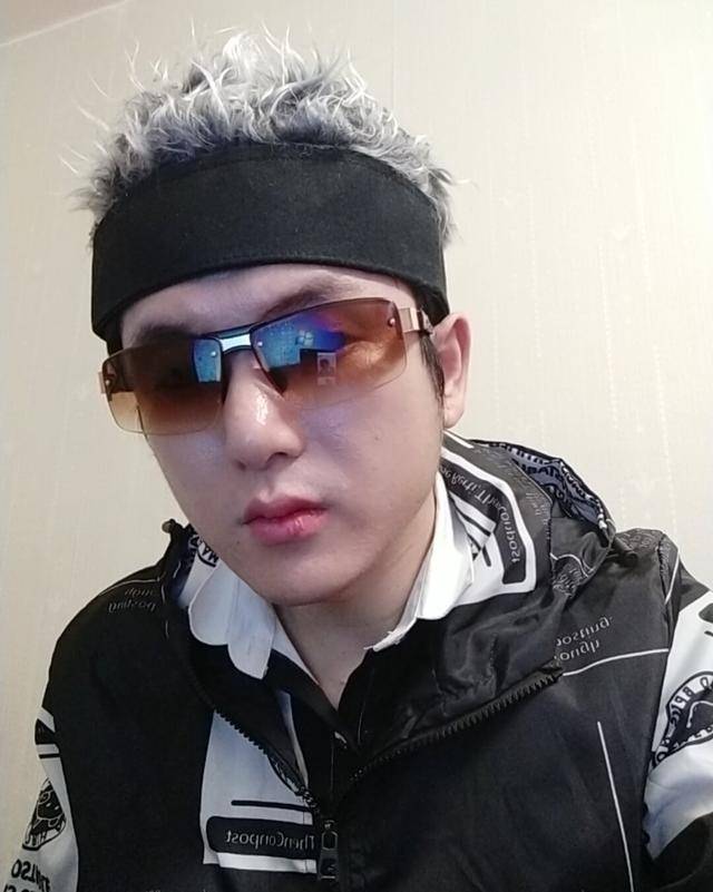 著名导演炮轰大S：你和具俊晔晒情侣鞋，会带坏青少年