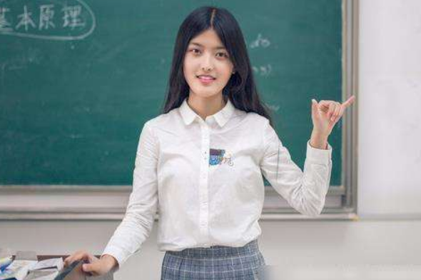 00后女老师上课穿"jk制服",学生上课更积极了,家长却有些暴躁