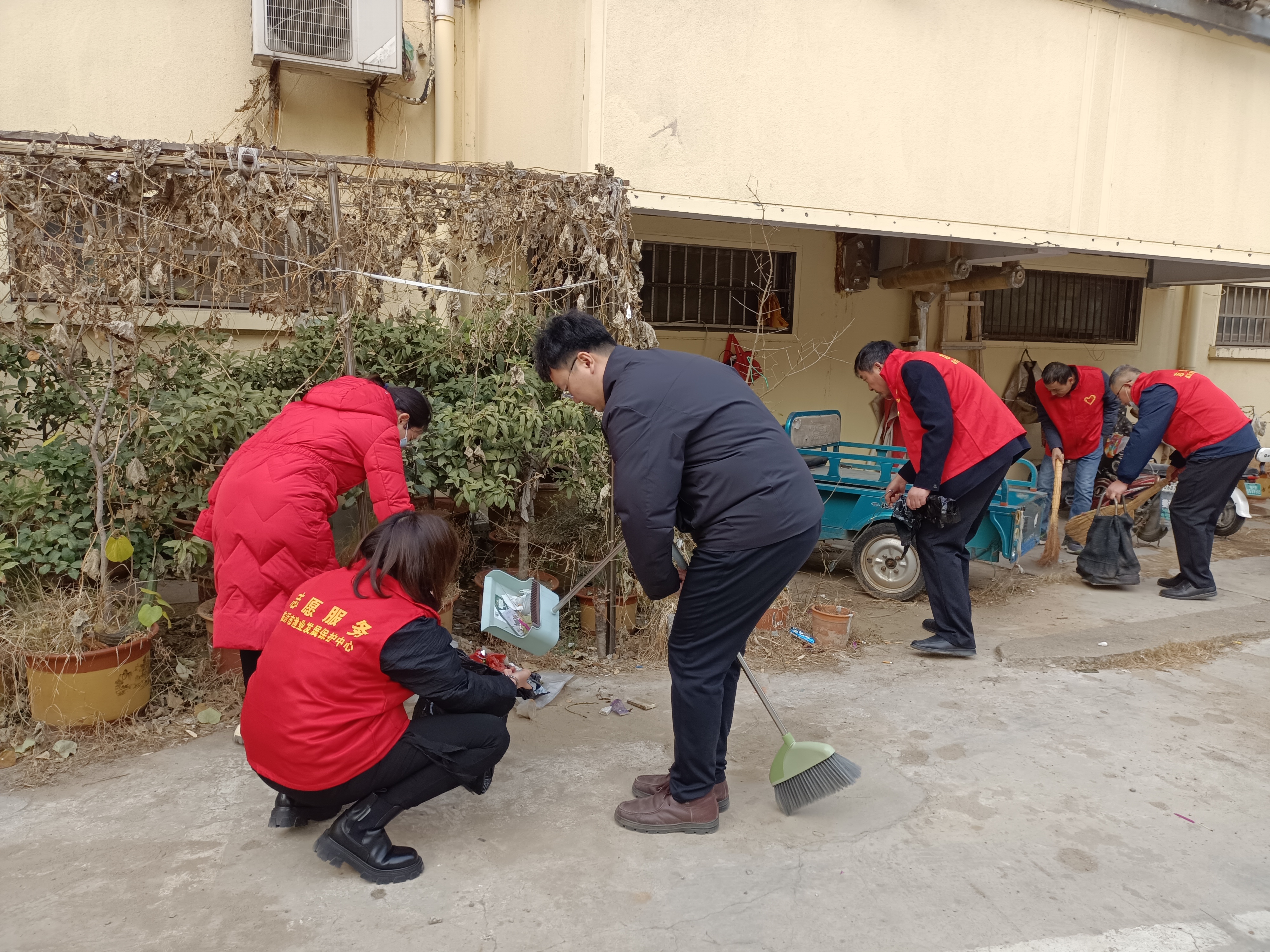 临沂市渔业发展保护中心到锅炉厂小区开展“迎元旦文明共建”帮扶志愿服务活动