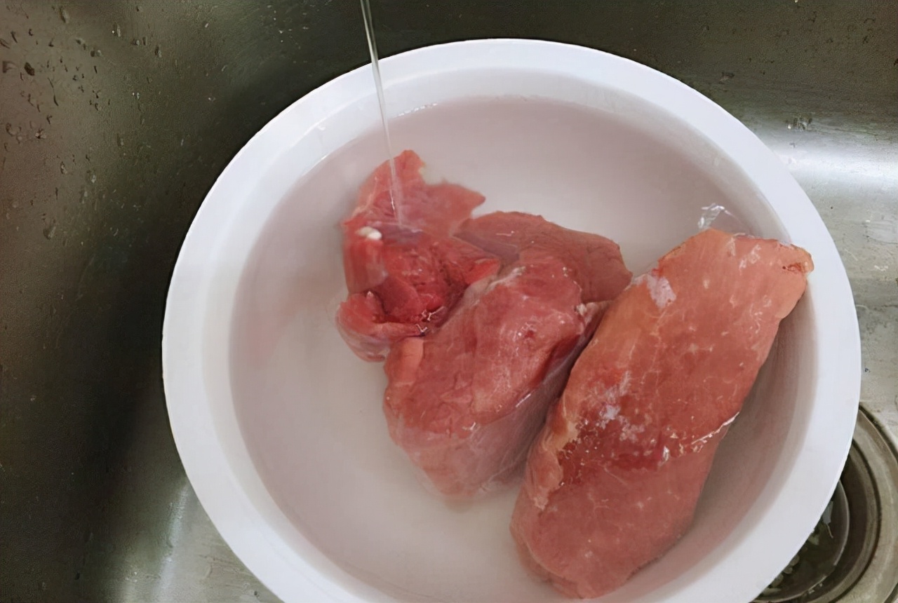 室温下解冻肉，到底要不要用水泡？剖析这3大解冻方式都不安全